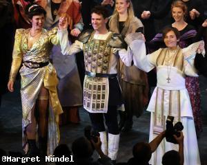 Femke Soetenga als Marioza, Mathias Edenborn als Gerold, Sabrina Weckerlin als P&auml;pstin Johanna beim Schlussapplaus