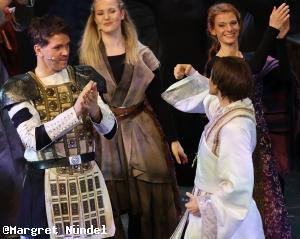 Mathias Edenborn als Gerold, Sabrina Weckerlin als P&auml;pstin Johanna beim Schlussapplaus
