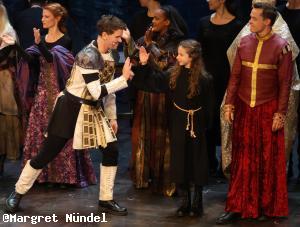 Mathias Edenborn als Gerold, Martha H&ouml;nscher als Johanna beim Schlussapplaus
