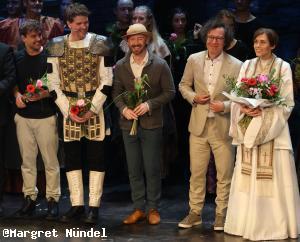 Mathias Edenborn als Gerold, Sabrina Weckerlin als P&auml;pstin Johanna beim Schlussapplaus