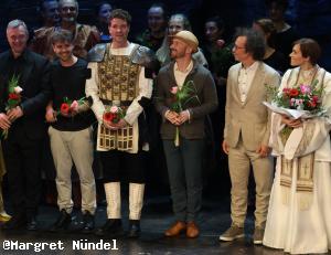 Mathias Edenborn als Gerold, Sabrina Weckerlin als P&auml;pstin Johanna beim Schlussapplaus