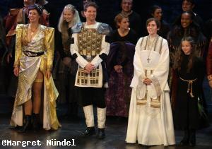Femke Soetenga als Marioza, Mathias Edenborn als Gerold, Sabrina Weckerlin als P&auml;pstin Johanna, Martha H&ouml;nscher als Johanna beim Schlussapplaus