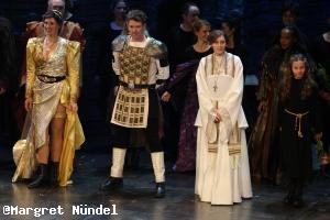 Femke Soetenga als Marioza, Mathias Edenborn als Gerold, Sabrina Weckerlin als P&auml;pstin Johanna, Martha H&ouml;nscher als Johanna beim Schlussapplaus