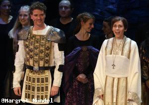 Mathias Edenborn als Gerold, Sabrina Weckerlin als P&auml;pstin Johanna beim Schlussapplaus